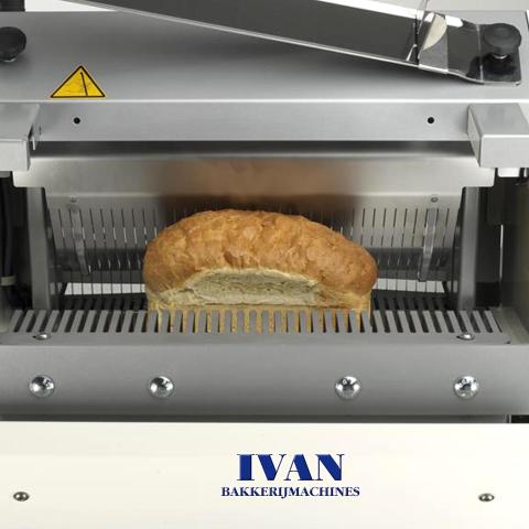 Broodsnijmachine Jac PICOMATIC met focus op een brood tussen de snijmessen