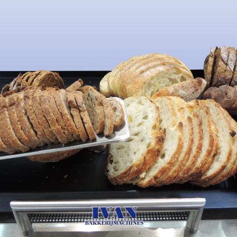 Op de broodsnijmachine Jac VARIA PRO 5 liggen meerdere soorten en diktes van sneden brood