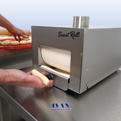 Een sandwich wordt opgevangen uit de sandwichmachine Smart Roll.